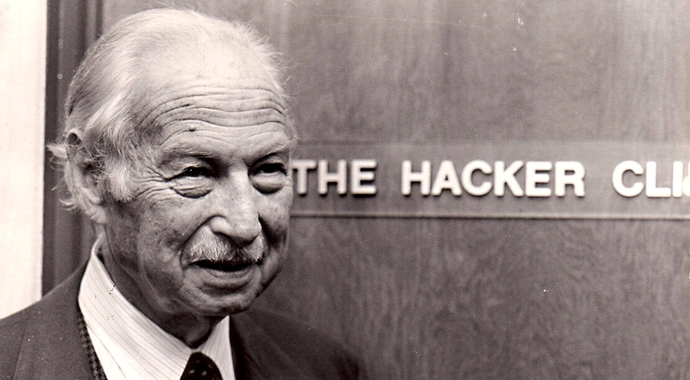 Friedrich Hacker vor seiner Klinik in Beverly Hills, undatiert, Foto: Georg Markus