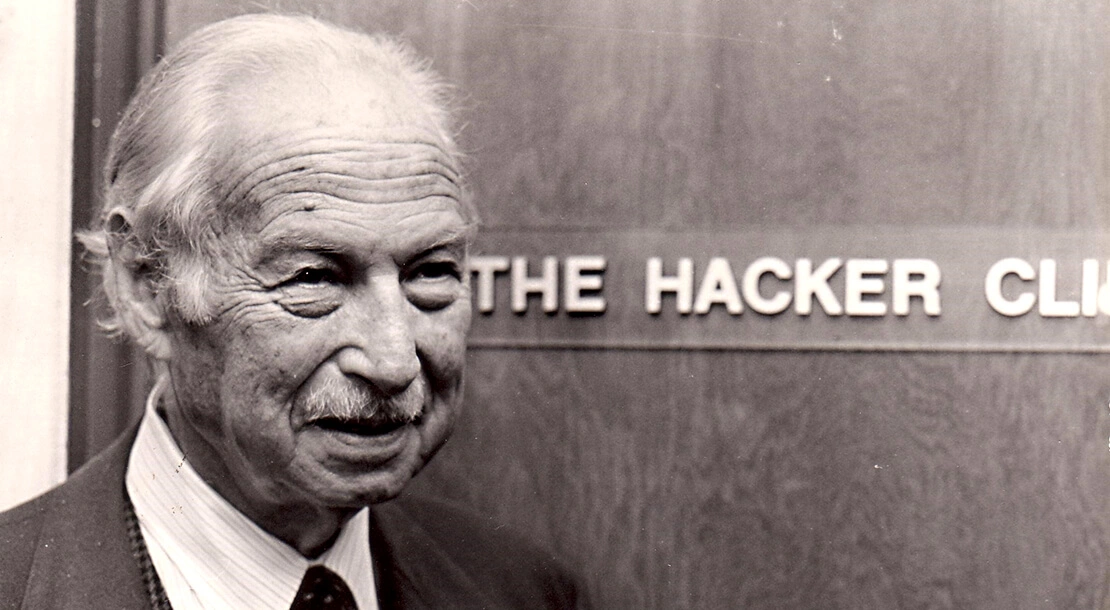 Friedrich Hacker vor seiner Klinik in Beverly Hills, undatiert, Foto: Georg Markus  