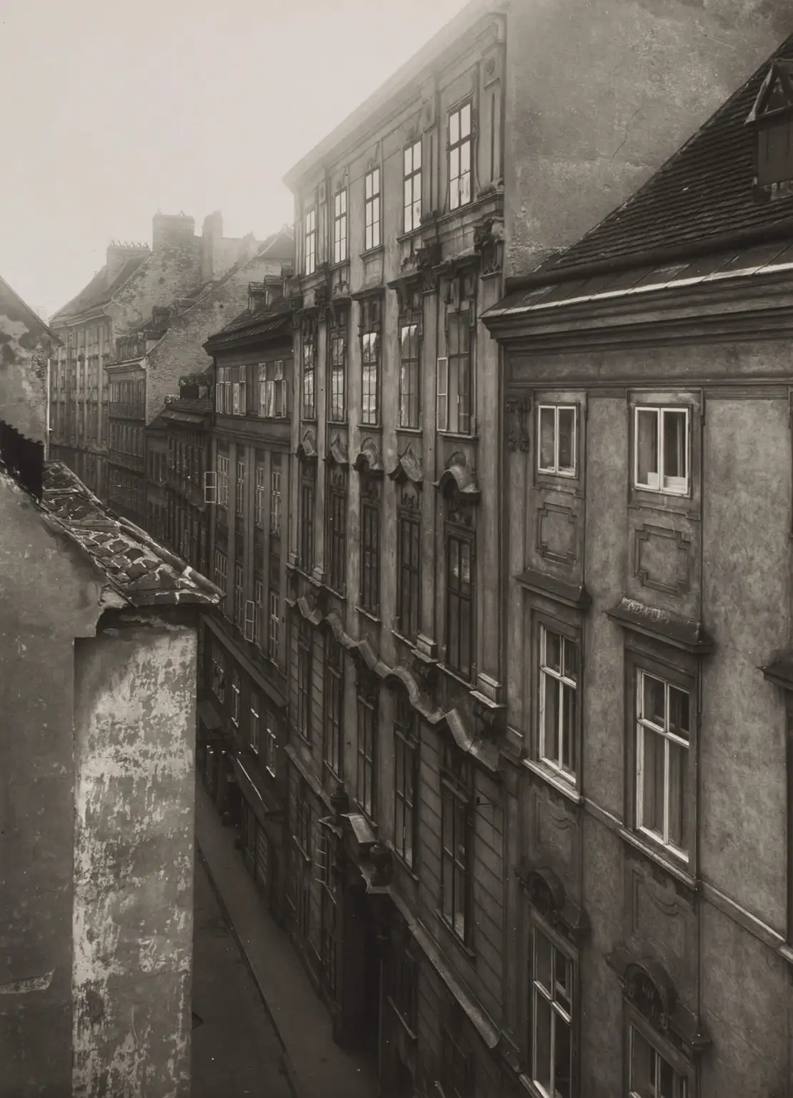 In diesem Haus in der Annagasse 8 im 1. Bezirk befand sich auf der zweiten Stiege die Wohnung von Dorothea Neff, in der sie Lilli Wolff drei Jahre lang vor den Nazis versteckte. Foto: Bruno Reiffenstein, um 1942, Wien Museum  