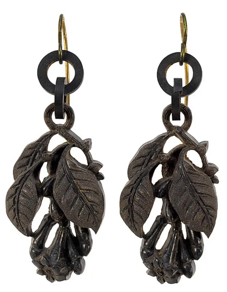 Ohrgehänge aus Jet-Imitat mit Blätter-Motiv, das für Vergänglichkeit stand; 2. Hälfte 19. Jahrhundert, Sammlung Wien Museum  