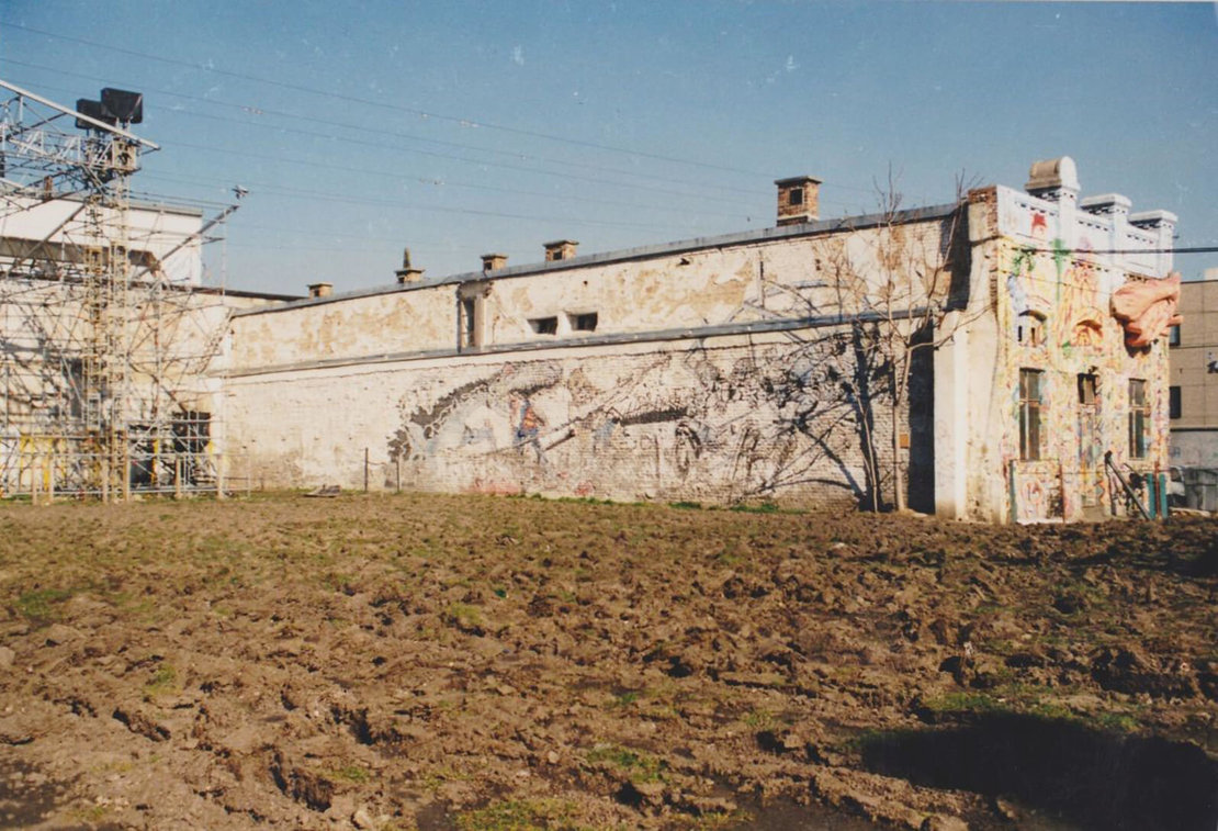 Open-Air Gelände vor der Abgrabung und das Beisl, um 1994, Foto: Arena Archiv 