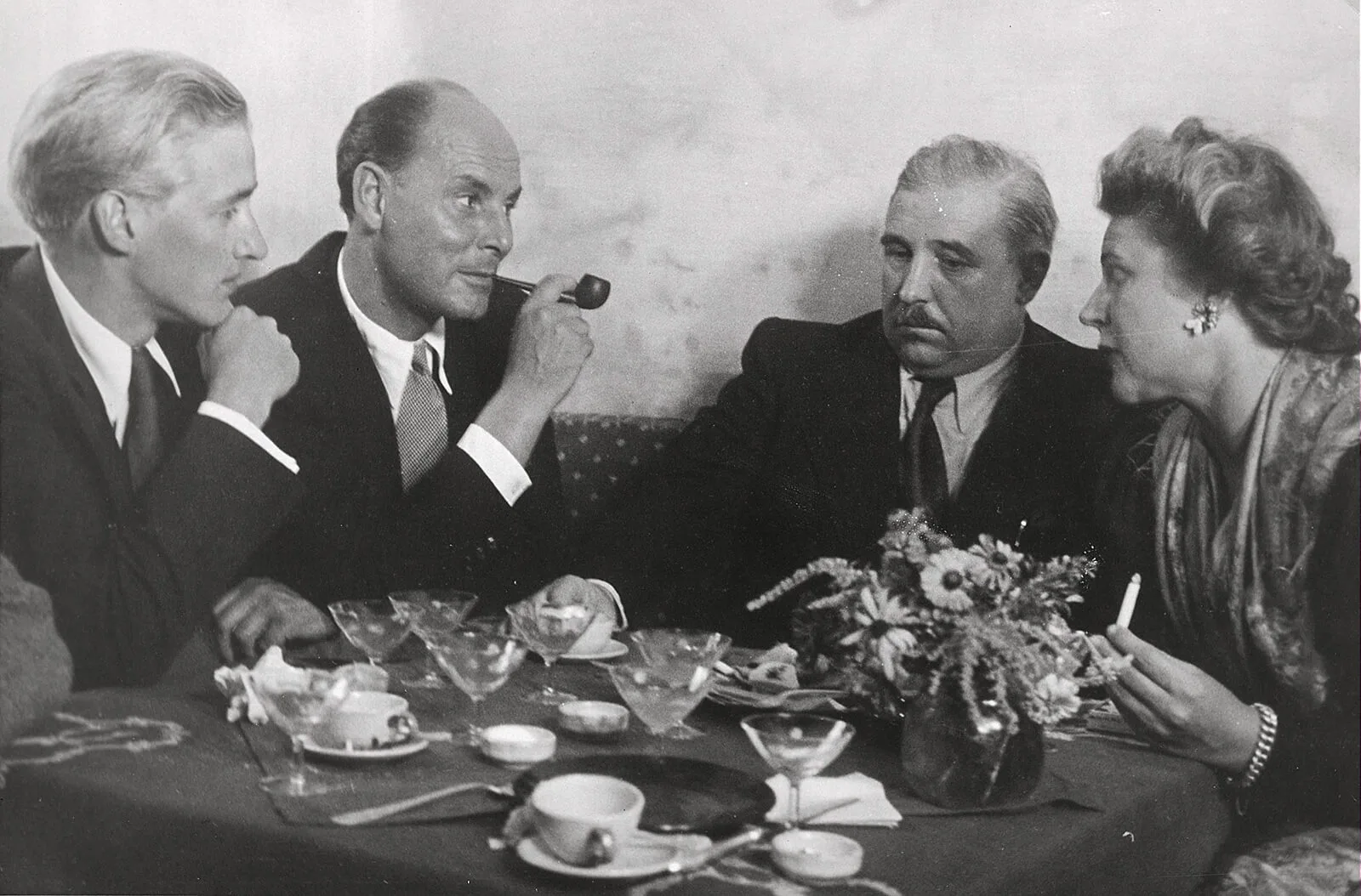 Oskar Werner (l.) bei einer Besprechung mit Fred Liewehr, dem Regisseur Karl Hartl und Paula Wessely zum Film „Der Engel mit der Posaune", 1947/1948, Österreichisches Theatermuseum / brandstaetter images / picturedesk.com  