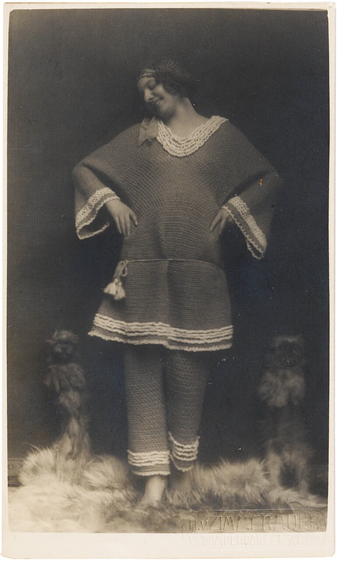 Dame in gehäkeltem Pyjama, Fotografie, 1920er Jahre, Wien Museum