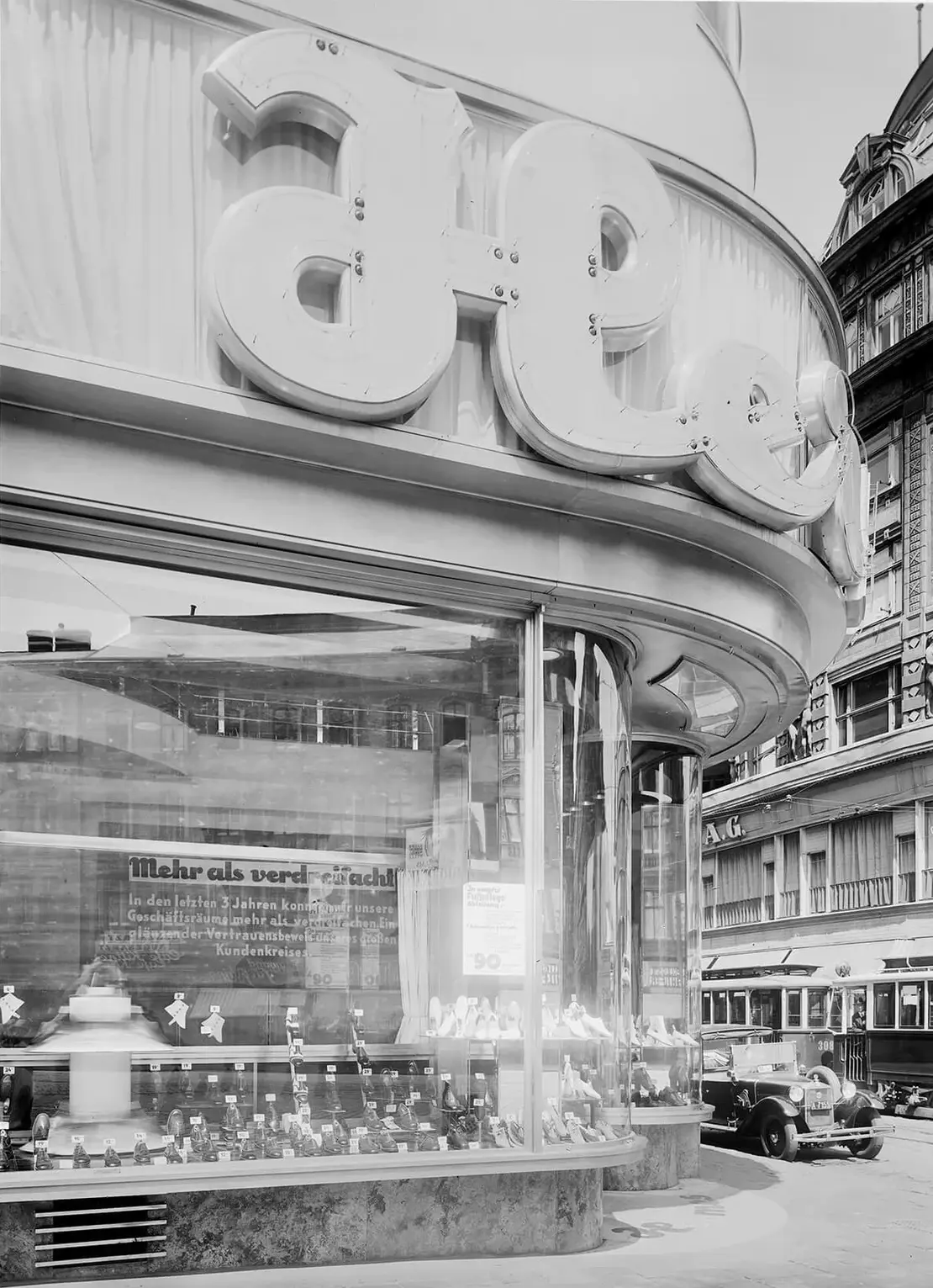 Schaufenster und Eingangsbereich des Hermes-Schuhpalasts, Foto: Martin Gerlach jun., 1932, Wien Museum  