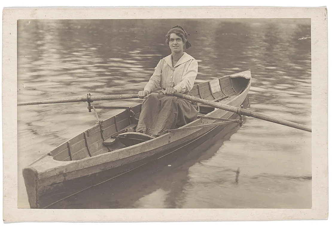 Frau im Ruderboot um 1910, Fotografie, Wien Museum, Inv.-Nr. MF 2825