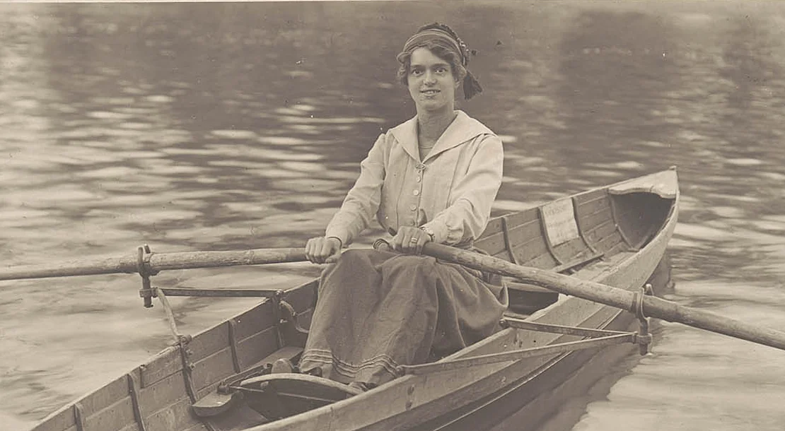 Frau im Ruderboot um 1910, Fotografie, Wien Museum, Inv.-Nr. MF 2825  