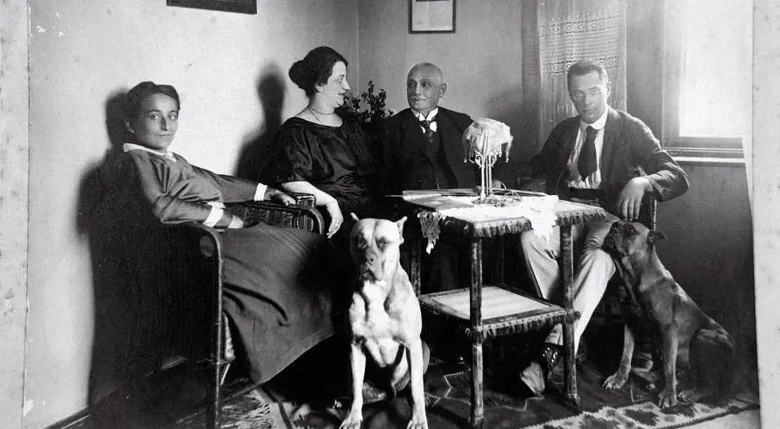 Rudolphina Menzel (li.) mit ihren Schwiegereltern, Ehemann und Hunden, in ihrem Haus in Kleinmünchen, Leo Baeck Institute, New York  