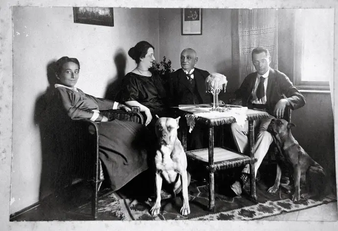 Rudolphina Menzel (li.) mit ihren Schwiegereltern, Ehemann und Hunden, in ihrem Haus in Kleinmünchen, Leo Baeck Institute, New York