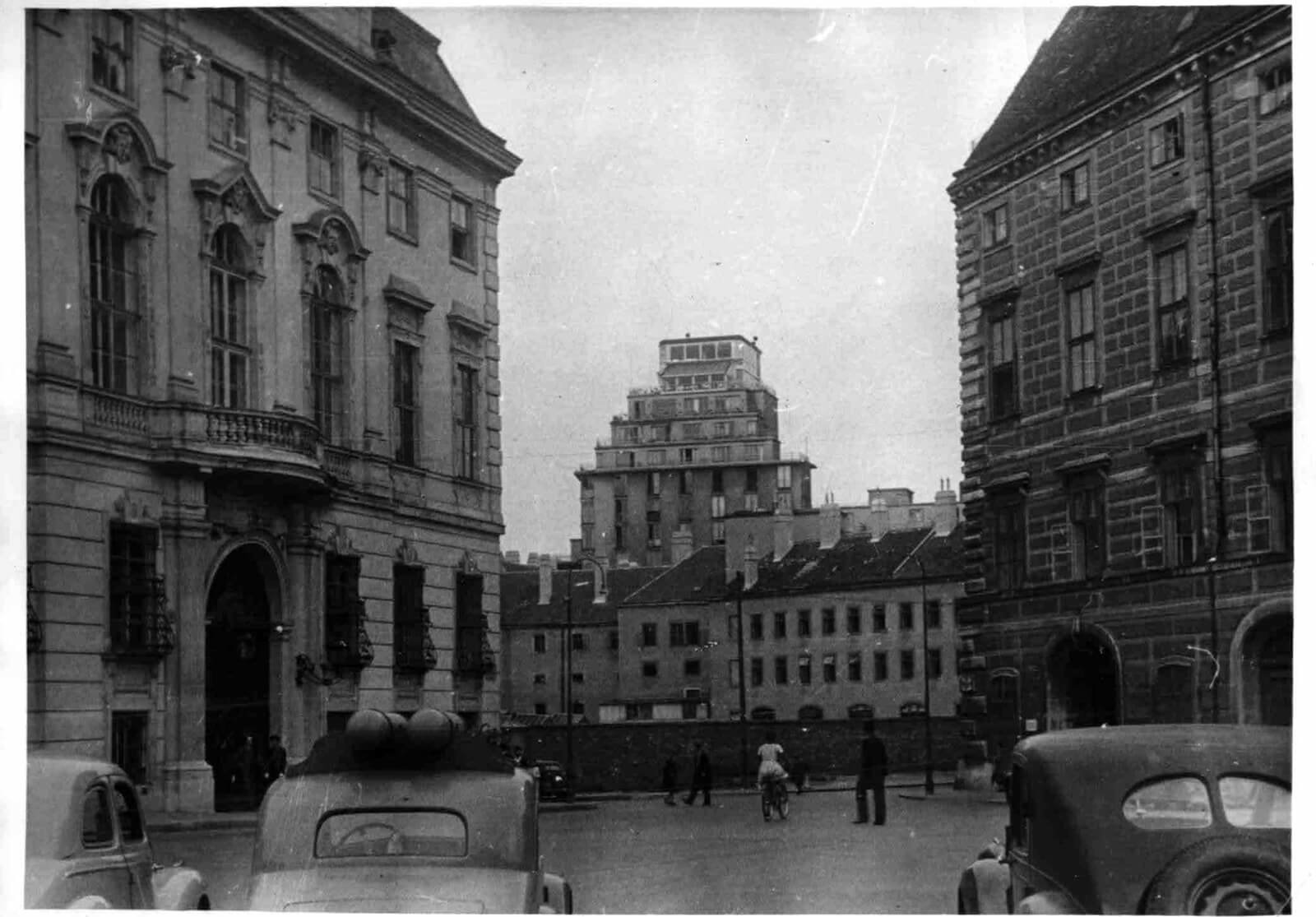 Das Hochhaus in der Herrengasse nach Fertigstellung vom Ballhausplatz aus gesehen, 1950, Foto: Albert Hilscher, ÖNB/Bildarchiv Austria 
