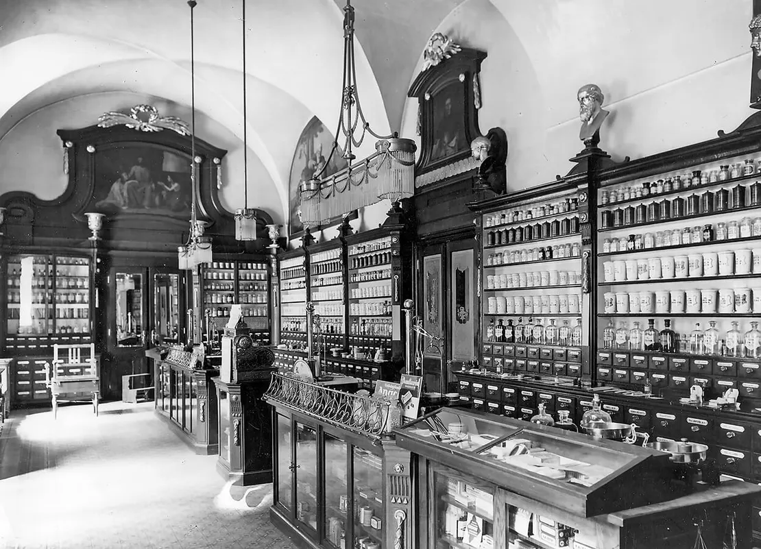 Offizin der Apotheke der Barmherzigen Brüder „Zum Granatapfel“, Taborstraße 16, um 1933, Bezirksmuseum Leopoldstadt   