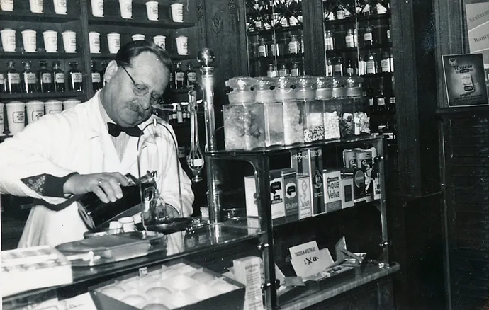 Der Apotheker Walter Haagner in der Marien-Apotheke in der Rückertgasse, Bezirksmuseum Ottakring © Mag. Alvarado-Dupuy