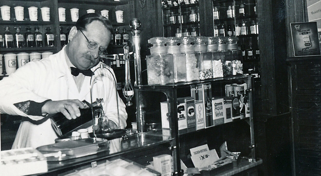 Der Apotheker Walter Haagner in der Marien-Apotheke in der Rückertgasse, Bezirksmuseum Ottakring © Mag. Alvarado-Dupuy 