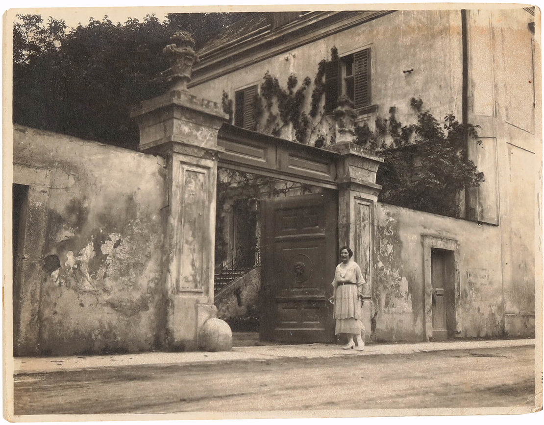 Gerty von Hofmannsthal vor dem Eingang des Rodauner Hauses, 1910-1920, Nachlass Hofmannsthal, Freies Deutsches Hochstift, Frankfurt a.M. 