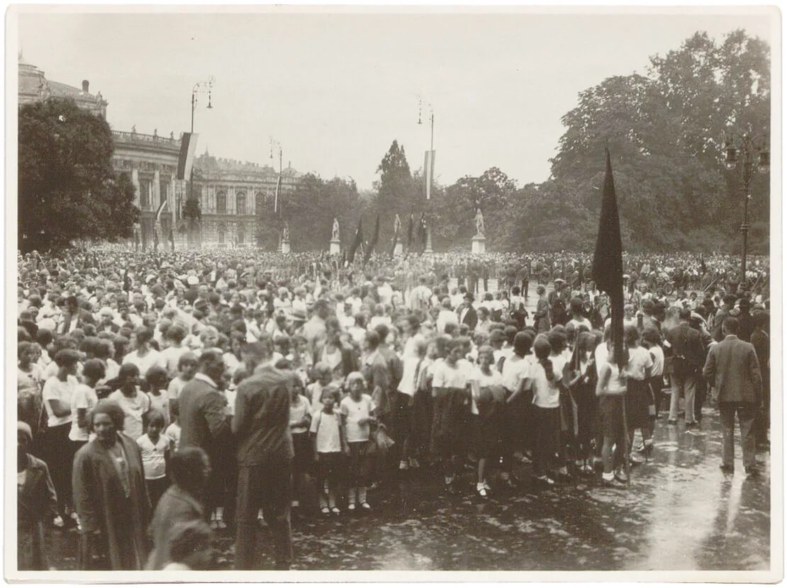 Massenversammlung auf dem Rathausplatz anlässlich der Arbeiterolympiade in Wien, 1931, Wien Museum  