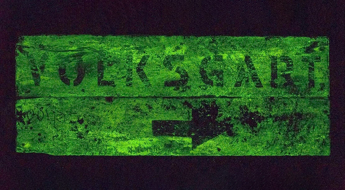 Wegweiser des ersten fertiggestellten Hauptfluchtwegs zeigten in Richtung Volksgarten oder Kai. Um gegen Ausfälle des elektrischen Lichts gewappnet zu sein, verwendete man als Hintergrund Leuchtfarbe. Foto: Thomas Keplinger  