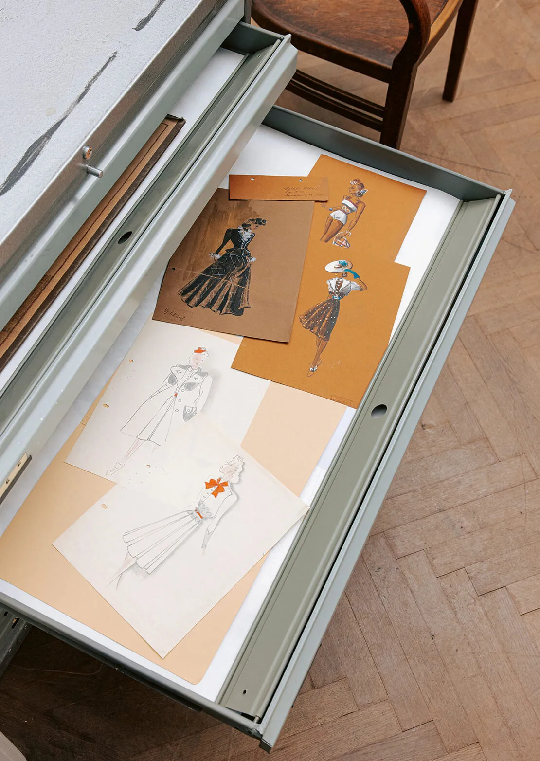 Charlotte Schkerl, vereh. Kauer (o.), und Charlotte Aurnhammer (u.), Modeentwürfe, um 1939, Berufsvereinigung der bildenden Künstler Österreichs, Archiv, Foto: Paul Bauer  