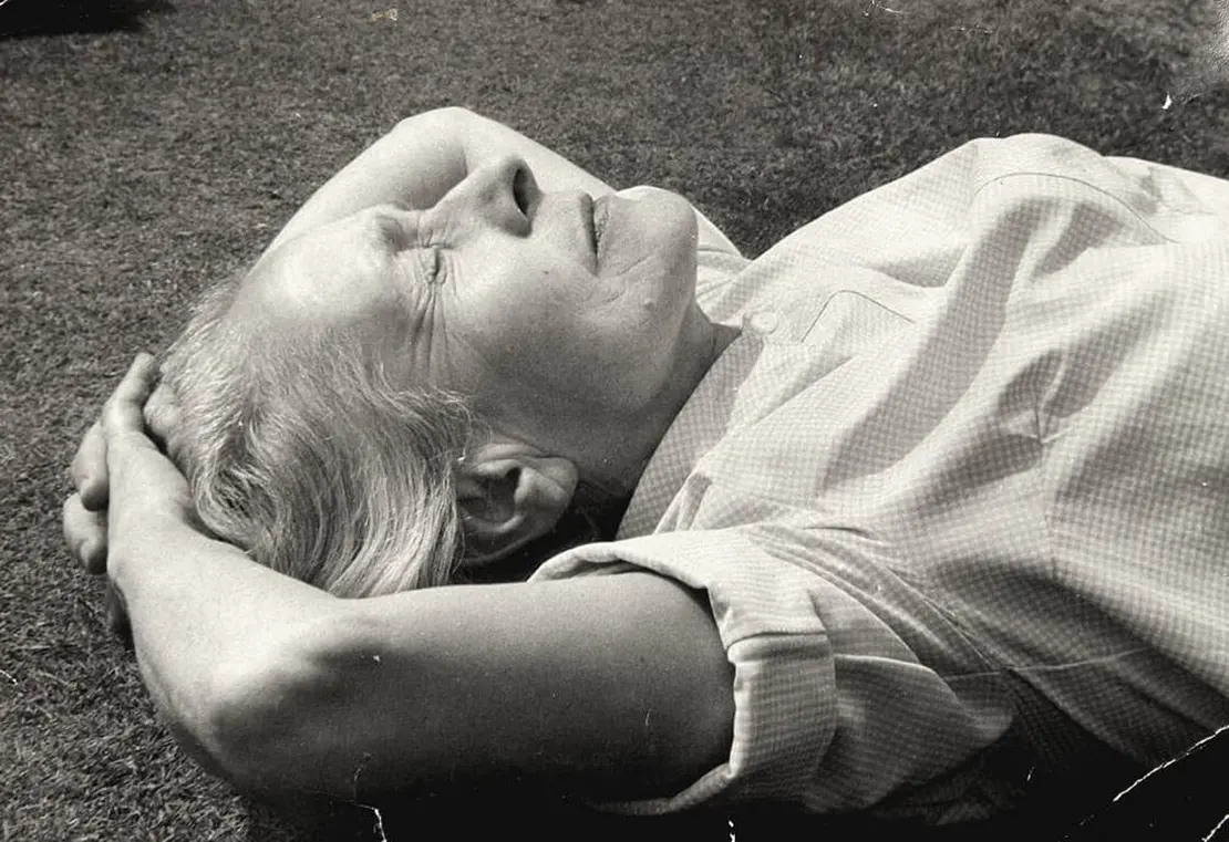 Lucie Rie, 1967, Foto: Stella Snead, From the collections of the Crafts Study Centre, University for the Creative Arts, CFC/1/10  