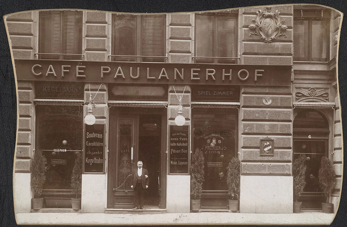 Das Café Paulanerhof in der Schleifmühlgasse 2 im 4. Bezirk. Die Tanzdiele im Keller des Lokals galt als beliebter Schwulentreff, um 1910, Scolik, Charles jr. / ÖNB-Bildarchiv / picturedesk.com  