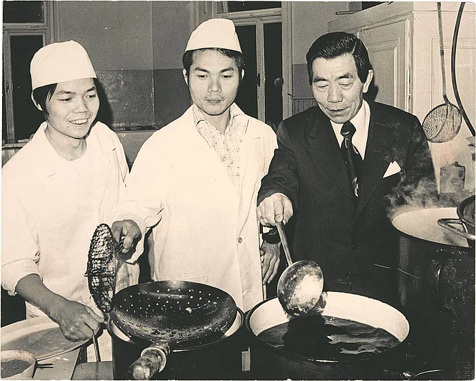Chia Chai Wu (rechts) mit seinen Köchen, um 1970, Familie Wu