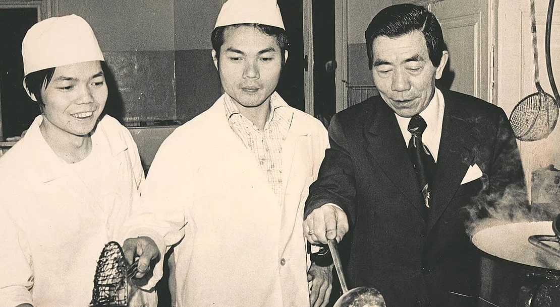 Chia Chai Wu (rechts) mit seinen Köchen, um 1970, Familie Wu  