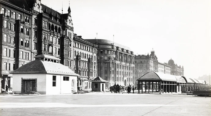 Der neue Naschmarkt in Bau, 1915/16 - Bereich Großmarkt bei der Stadtbahnstation Kettenbrückengasse, im Hintergrund sind die beiden Otto-Wagner-Häuser an der linken Wienzeile erkennbar, Wien Museum