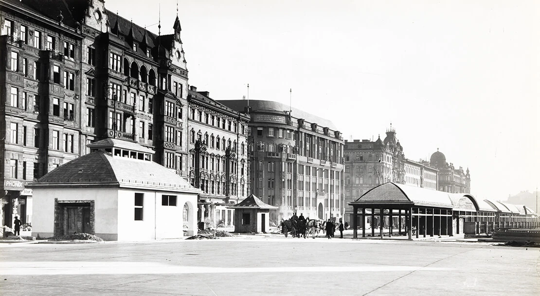 Der neue Naschmarkt in Bau, 1915/16 - Bereich Großmarkt bei der Stadtbahnstation Kettenbrückengasse, im Hintergrund sind die beiden Otto-Wagner-Häuser an der linken Wienzeile erkennbar, Wien Museum