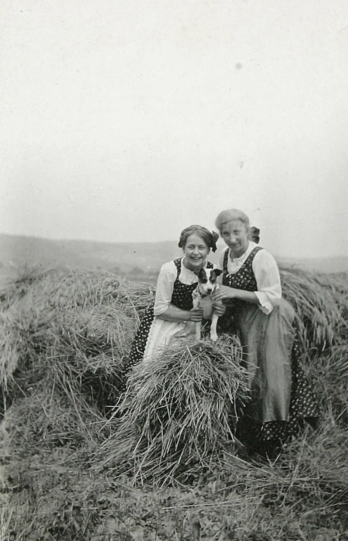 Lucie Gomperz mit einer ihrer Cousinen in Eisenstadt, 1915, From the collections of the Crafts Study Centre, University for the Creative Arts, RIE/19/1/3  