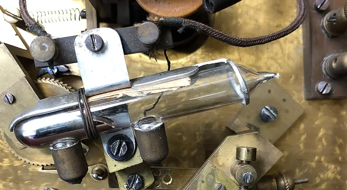 Quecksilberschalter in einer elektrischen Uhr, um 1900, Foto: Tabea Rude  