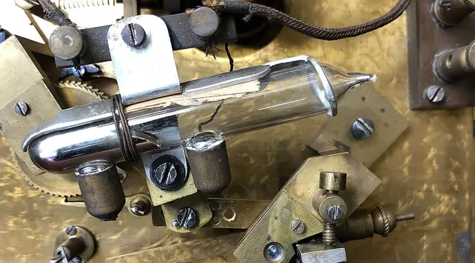 Quecksilberschalter in einer elektrischen Uhr, um 1900, Foto: Tabea Rude