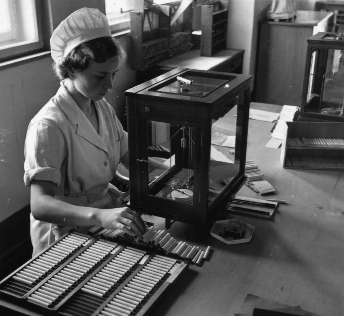 Anonyme Arbeiterin in einer Zigarettenfabrik in München, 1938, akg-images / picturedesk.com 