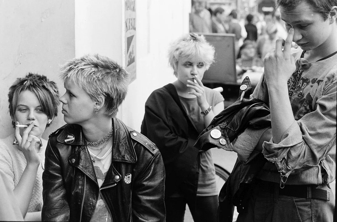 V.l. Cola, Doris und Mofa (ganz rechts) am Flohmarkt, ca. 1981, Foto: Michael Snoj  