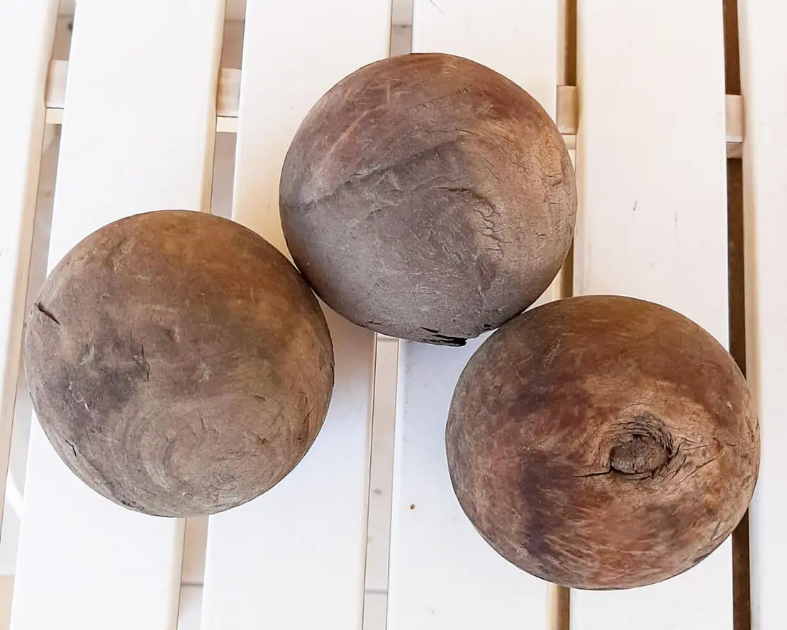 Drei Holz-Kugeln, die der Familie Mayerhofer um 1910/15 zum Kegeln dienten. © Familienarchiv W. Kofler  
