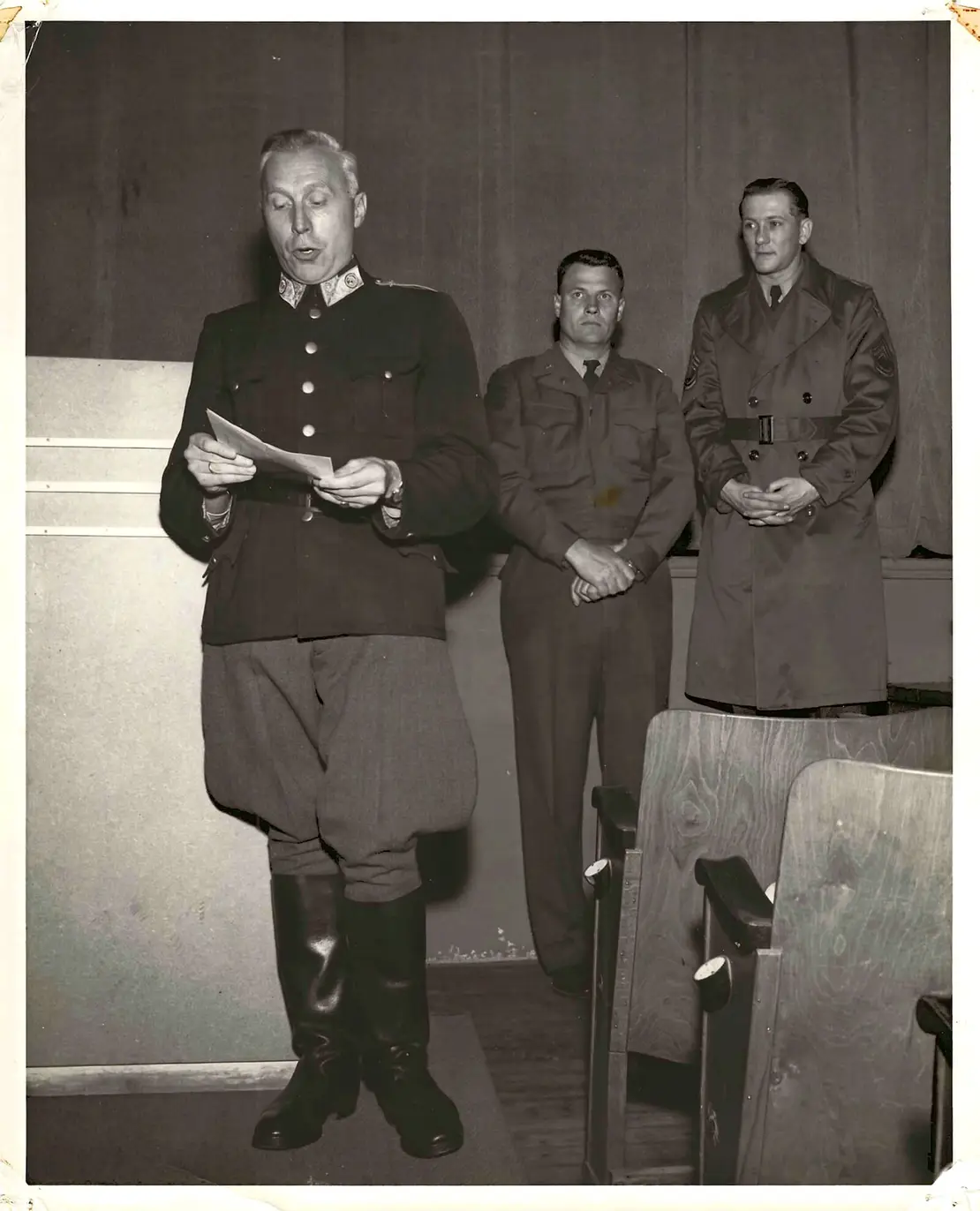 Sicherheitsunterweisung für österreichische Fahrer der US Streitkräfte in Österreich beim Benutzen US-amerikanischer Militärfahrzeuge durch Oberst Gustav Hauck, Polizei, Salzburg, 19. Dezember 1953. Rechts Capt. Ralph Carel, Standort- Kommandant der US-Streitkräfte für motorisierte Fahrzeuge, rechts außen Helmut Braunsteiner in der Funktion als Sicherheitsoffizier (S-1301-1/USFA-53-19 DCT 53, US ARMY PHOTOGRAPH, MATSUNGA; SIG PHOTO SEC USFA); (Nachlass Helmut Braunsteiner)	  