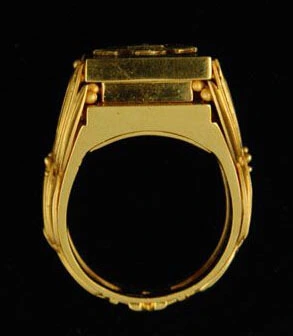 Ehrenring der Stadt Wien in der ab 1946 verliehenen Form, dieses Exemplar wurde Karl Popper 1983 verliehen, Fotos: Auktionshaus H.D. Rauch