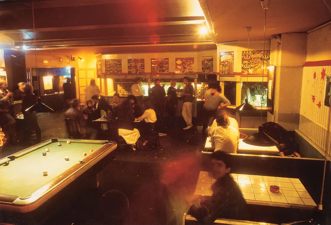 Blick in den Clubraum des U4, im Hintergrund am Tisch sitzt u.a. Robert Ponger (mit Bart), seines Zeichens Falco-Entdecker und Musikproduzent. Foto: Conny de Beauclair  