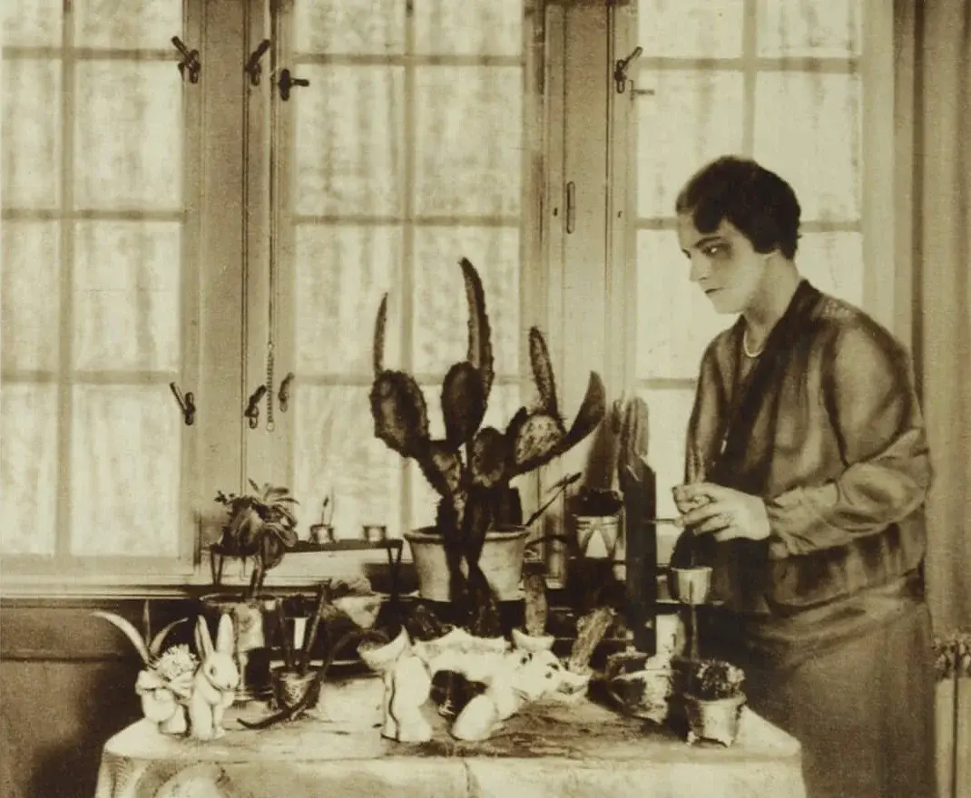 Claire Born an ihrem Kakteentisch, in: Die Bühne, 23. Mai 1929, ANNO/ÖNB