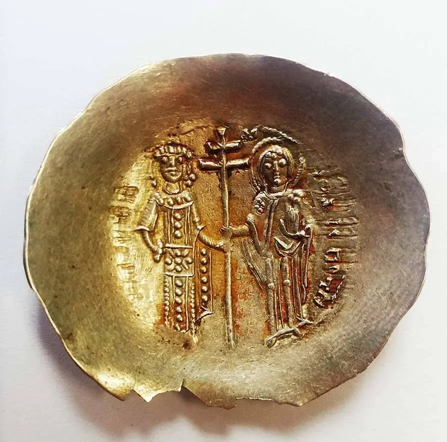 Die byzantinischen Solidi waren schüsselförmig und bestanden aus einer Gold-Silber-Legierung. Dieses Exemplar stammt aus der Regentschaft Manuel I. Komnenos (1152 - 1167). Auf der Rückseite ist der Kaiser mit Maria zu sehen. Wien Museum  