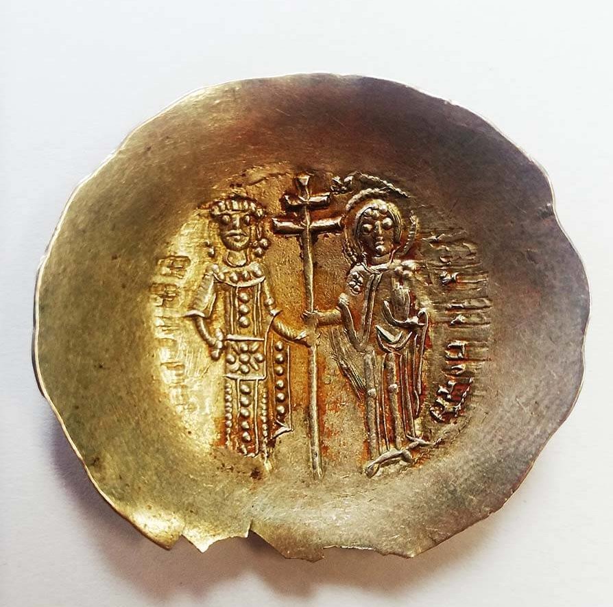 Die byzantinischen Solidi waren schüsselförmig und bestanden aus einer Gold-Silber-Legierung. Dieses Exemplar stammt aus der Regentschaft Manuel I. Komnenos (1152 - 1167). Auf der Rückseite ist der Kaiser mit Maria zu sehen. Wien Museum 