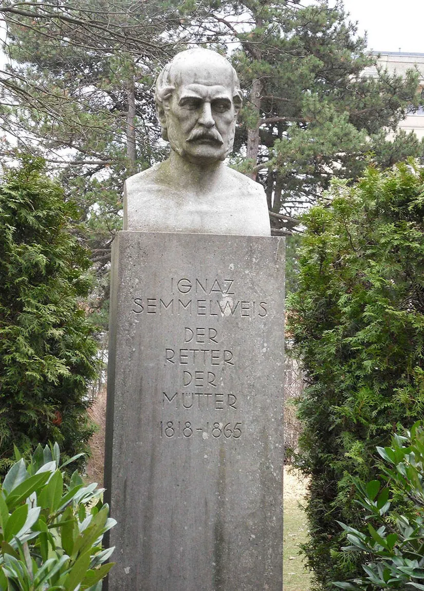 Bastiengasse 36-38, 1180 Wien: Semmelweis-Frauenklinik, Semmelweisdenkmal von Rudolf Schmidt, 1944, Foto: Elke Wikidal, 2010  