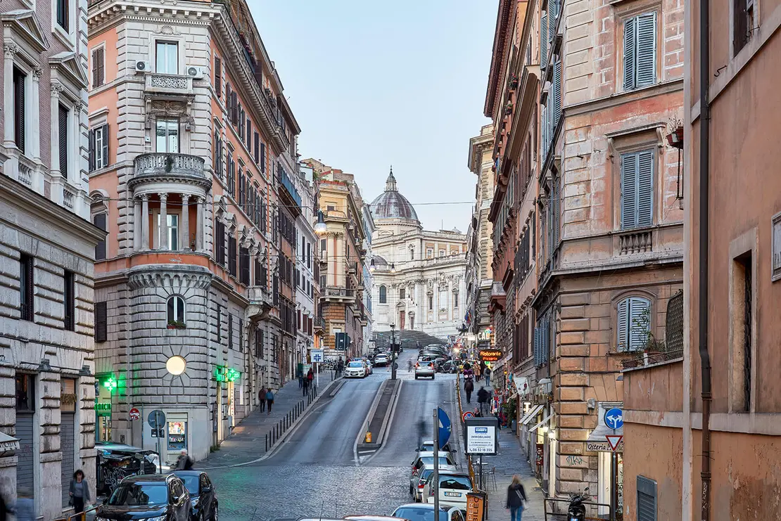 Rom, Via Panisperna. Im Städtebau hält alles länger, Altes ist nicht notwendig Vergangenes, Geschichte ist physisch erfahrbare Gegenwart, das Bestehende ist das Zeitgenössische. Foto: Maximilian Meisse