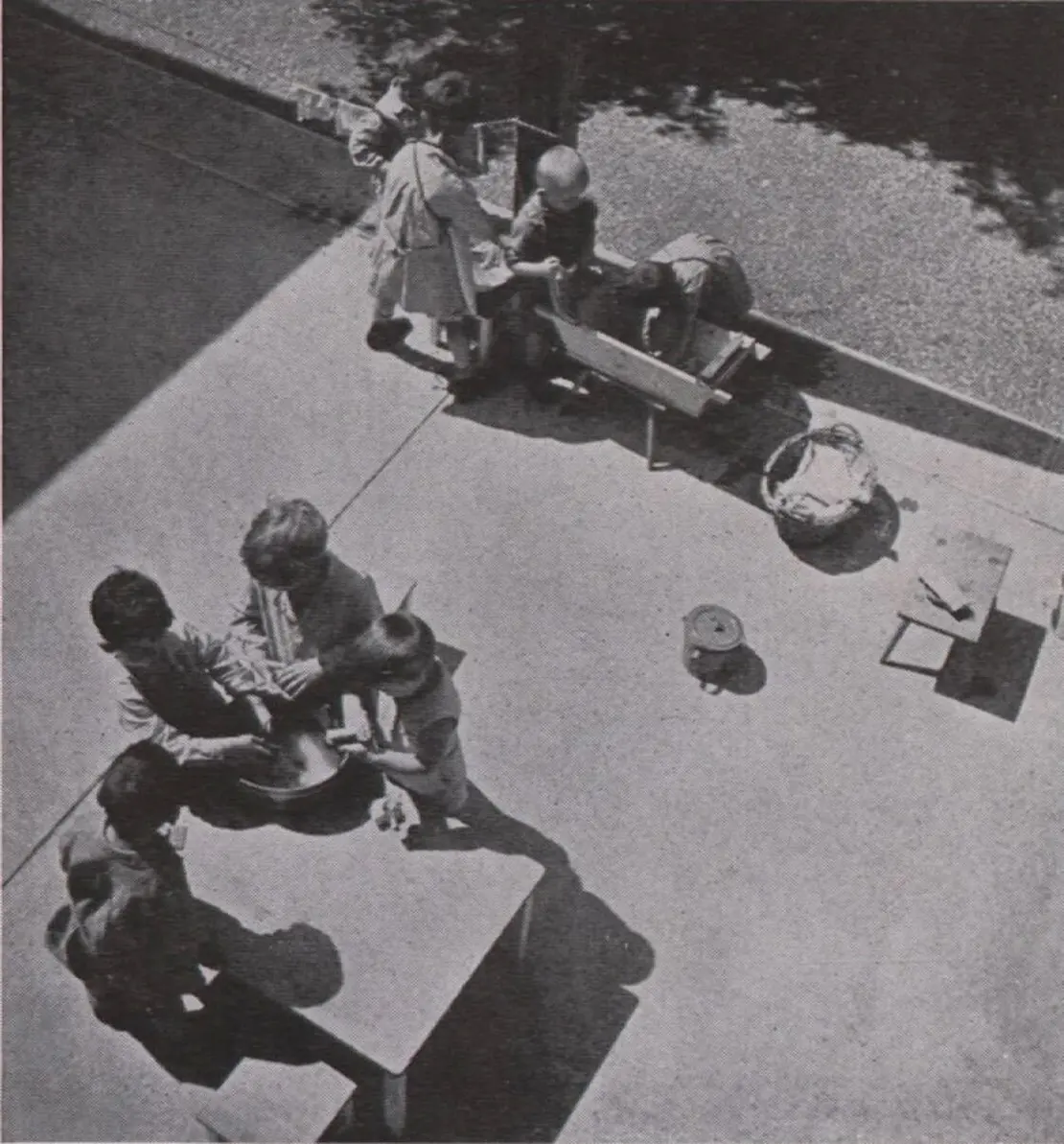 Gartenszene aus dem „Haus der Kinder“ am Rudolfsplatz, aus: Moderne Welt, Jg. 13/Heft 1, 1931, ANNO/ÖNB  