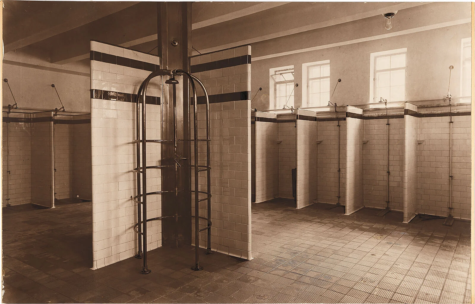 Die Brausezellen im städitschen Volksbad in der Ratschkygasse (12. Bezirk), um 1926, Wien Museum, Inv.-Nr. 57962/235