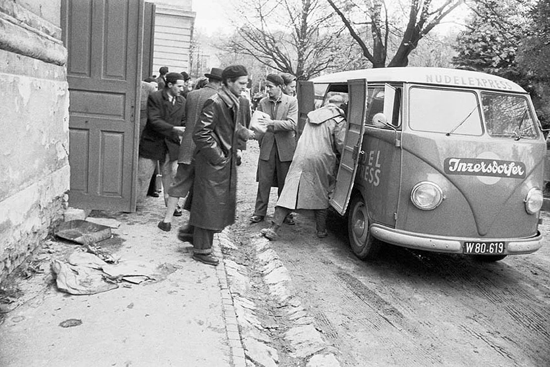 Ungarische Flüchtlinge erhalten Hilfsgüter im Flüchtlingslager, Österreich 1956  (c) Barbara Pflaum / Imagno / picturedesk.com   