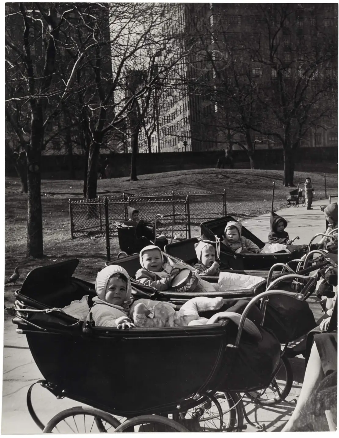Lilly Joss: Serie „Frühling im Central Park“: Kinderwägen, New York, erschienen in: LIFE 24. April 1944, Wien Museum