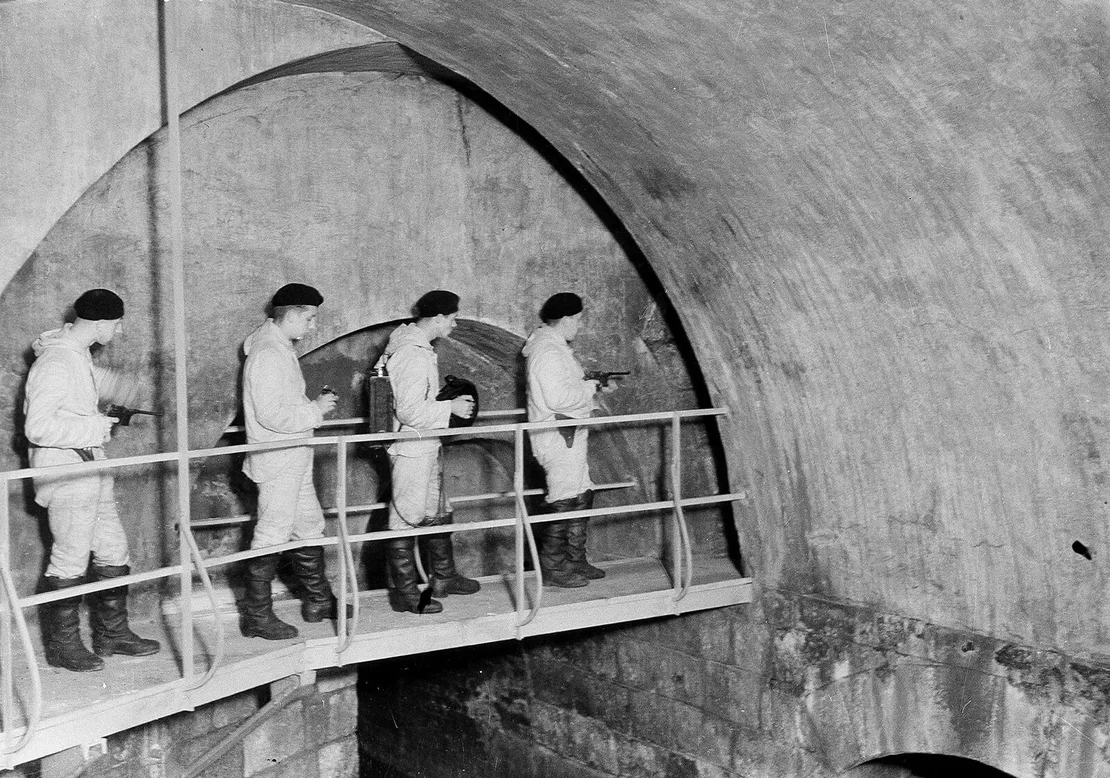 Vier Kanalbrigadisten unterwegs im Untergrund, ca. 1935, Foto: ÖNB-Bildarchiv / picturedesk.com  