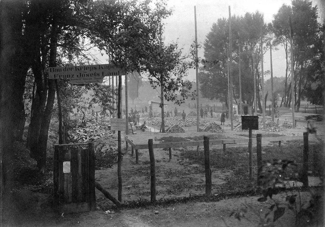 Bau der „Kriegs-Kapelle“, Christkönigskirche – heute Kapelle „Zum Göttlichen Heiland“ bzw. „Koptische Markuskirche“, 1917, Wien Museum Inv.-Nr. 41601/1 bzw. 41601/2 