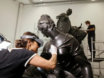 Restauratorin Ulrike Rossmeissl und Restaurator Wolfgang Schwarzkogler (im Hintergrund) bei ihrer Arbeit an den originalen Figuren des Donnerbrunnens, Foto: Ina Aydogan