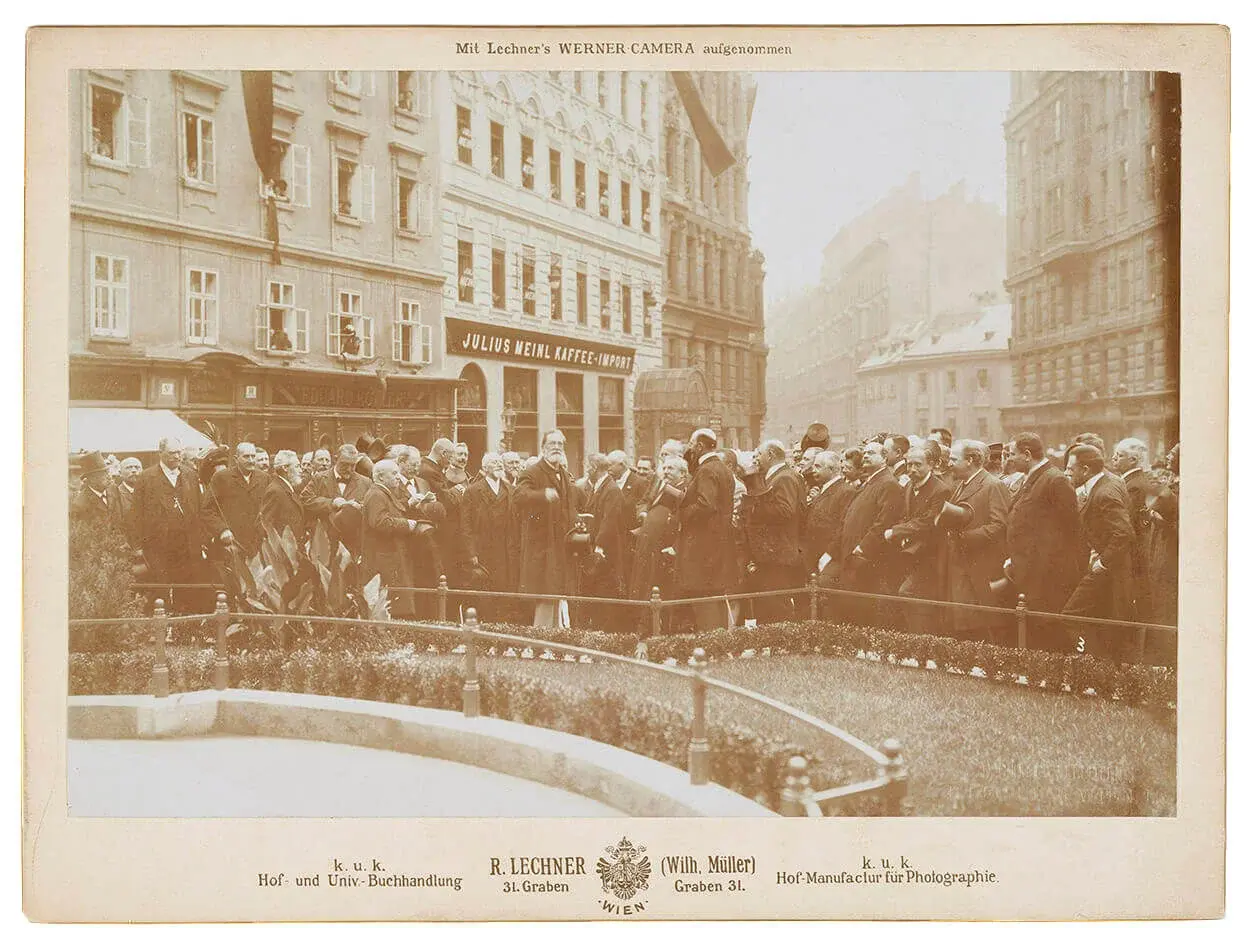 Bürgermeister Lueger bei der Enthüllung des Augustinbrunnens am 4. September 1908, Fotografie aus dem Verlag bzw. k. u. k. Universitätsbuchhandlung R. Lechner (Wilh. Müller), Wien Museum  