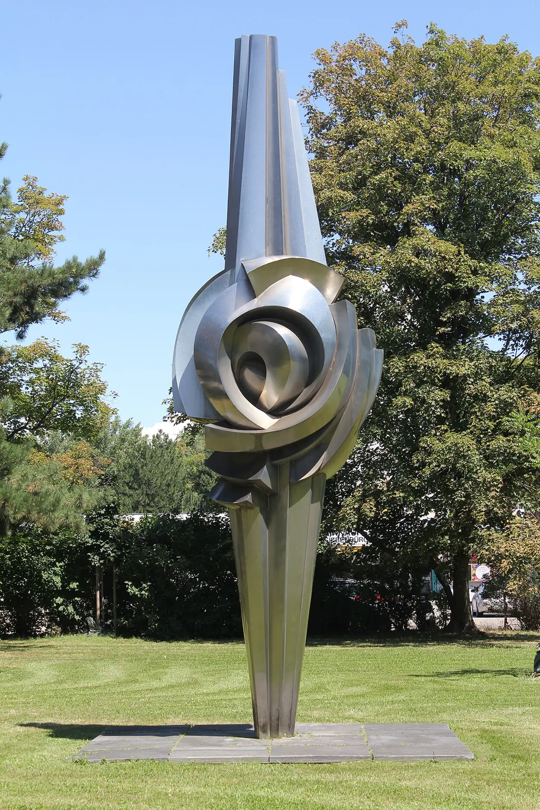 Plastik „Vertikaler Klang“ von Wander Bertoni, 1961–1967. Polierter Stahl, 1220 Wien, Siebenbürgerstraße, Aufnahme aus 2025, Foto: Christian Hlavac  