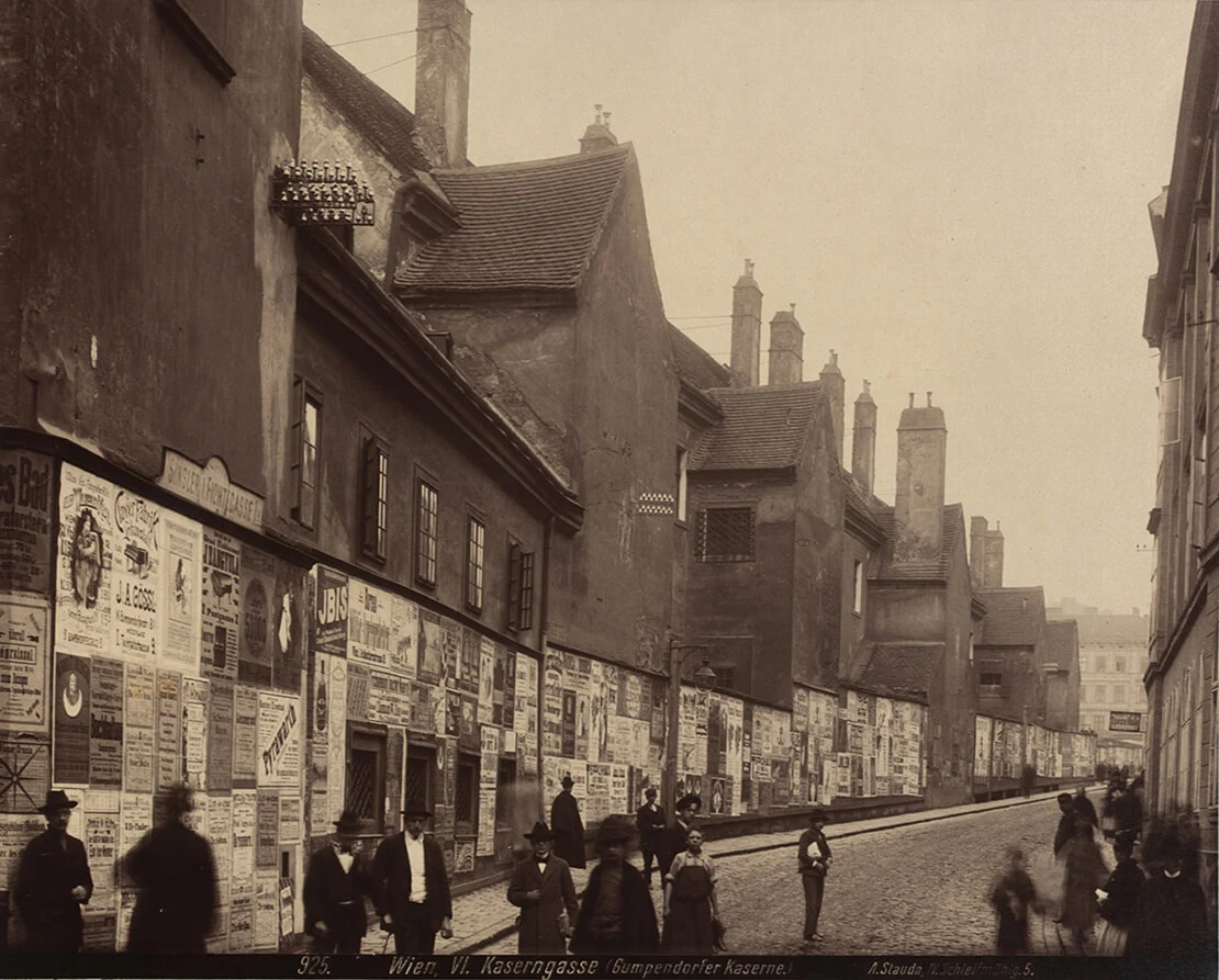 August Stauda: 6., Otto-Bauer-Gasse - Gumpendorfer Kaserne - Blick Richtung Mariahilfer Straße, um 1902, Wien Museum
